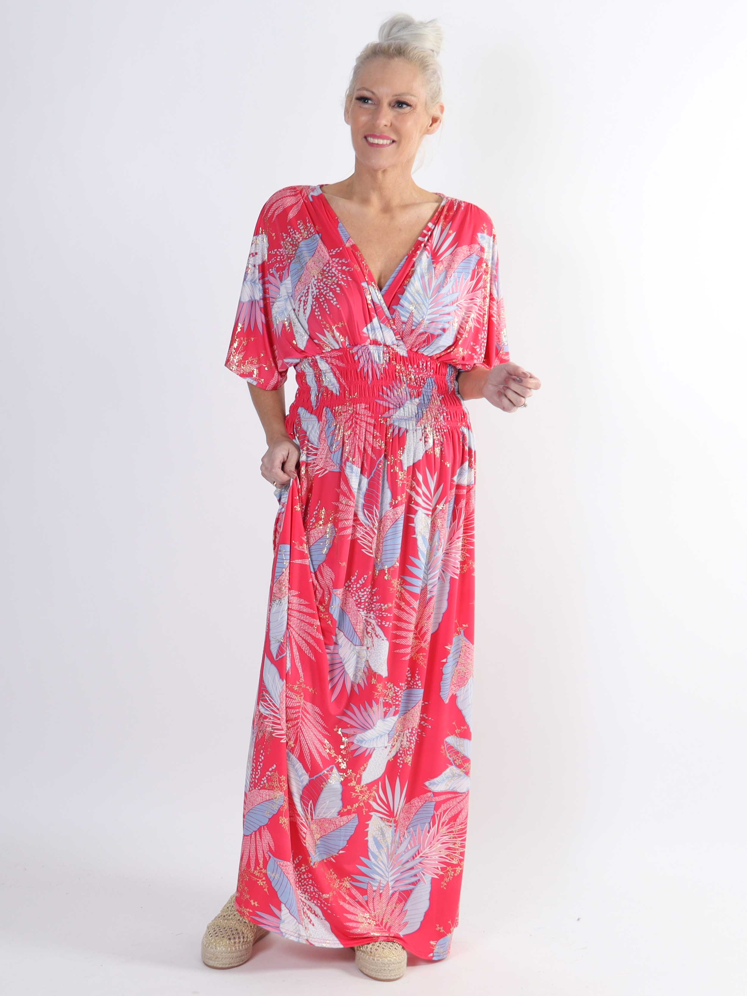 Pams Leafy - Lång stretchig plus size-klänning i skrynkelfritt tyg - Black